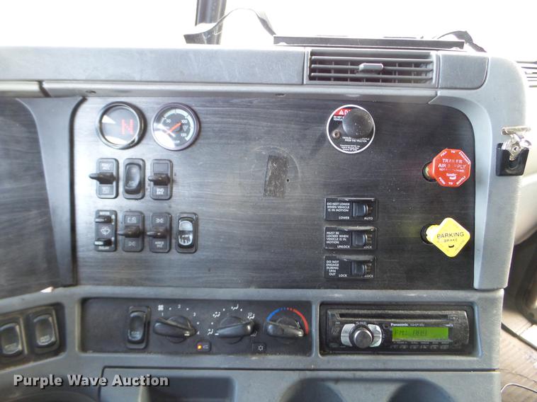 image for item FT9956 2005 Freightliner Columbia semi truck