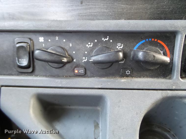 image for item FT9956 2005 Freightliner Columbia semi truck