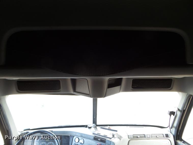 image for item FT9956 2005 Freightliner Columbia semi truck