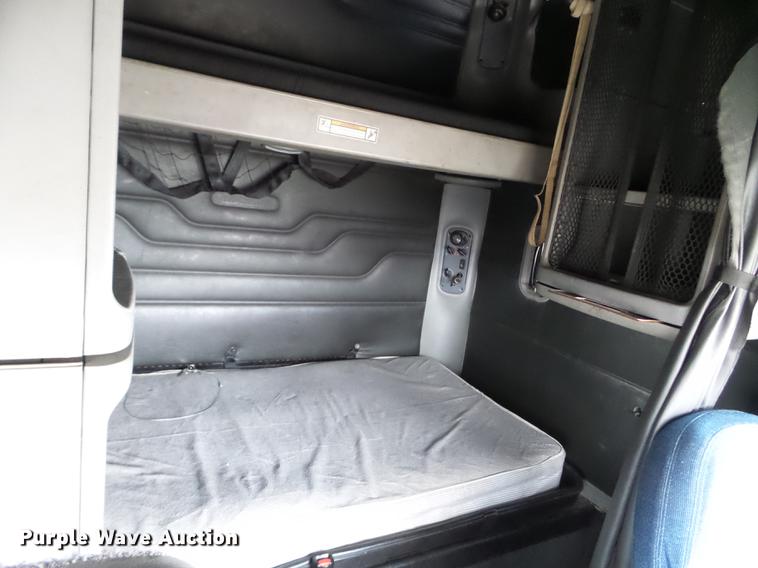 image for item FT9956 2005 Freightliner Columbia semi truck