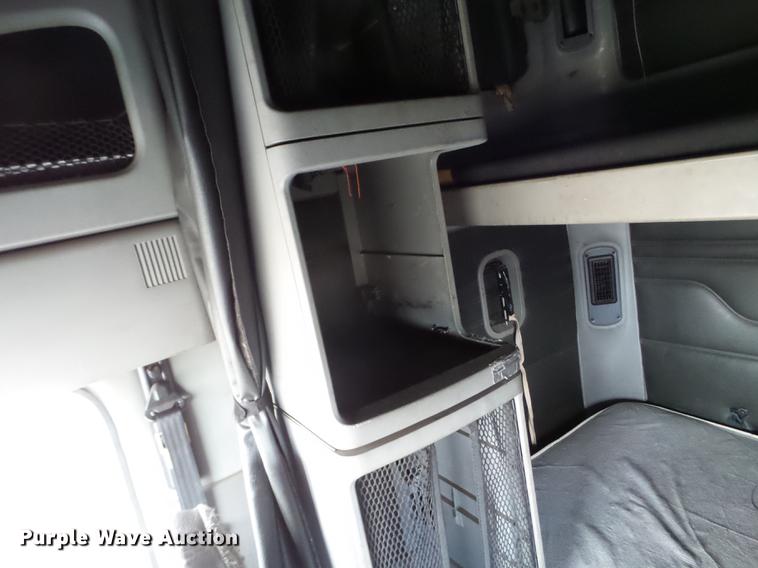 image for item FT9956 2005 Freightliner Columbia semi truck