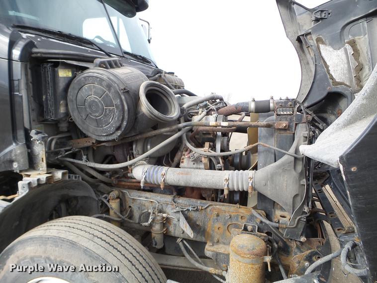 image for item FT9956 2005 Freightliner Columbia semi truck