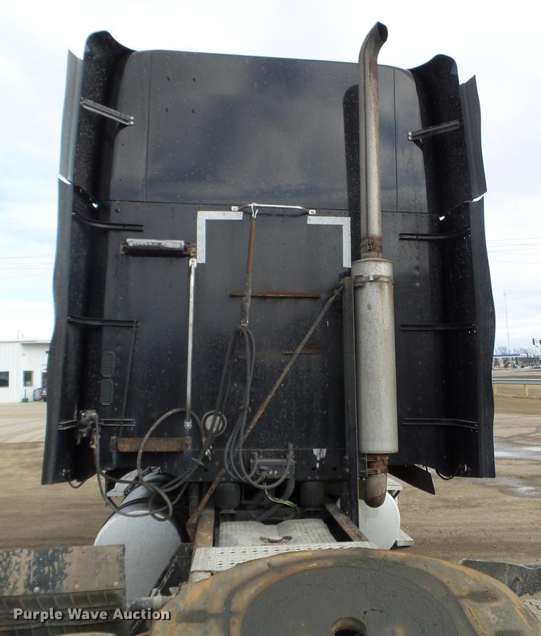 image for item FT9956 2005 Freightliner Columbia semi truck