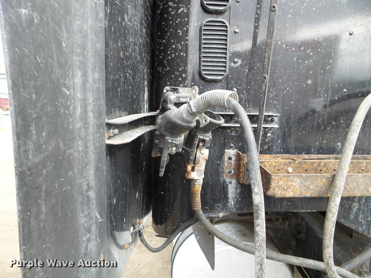 image for item FT9956 2005 Freightliner Columbia semi truck