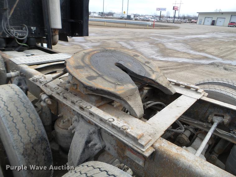 image for item FT9956 2005 Freightliner Columbia semi truck