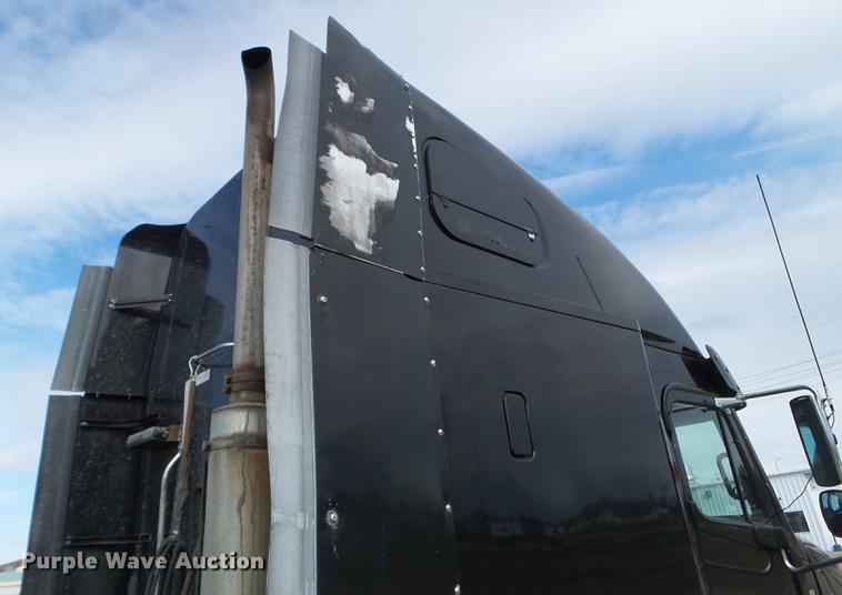 image for item FT9956 2005 Freightliner Columbia semi truck