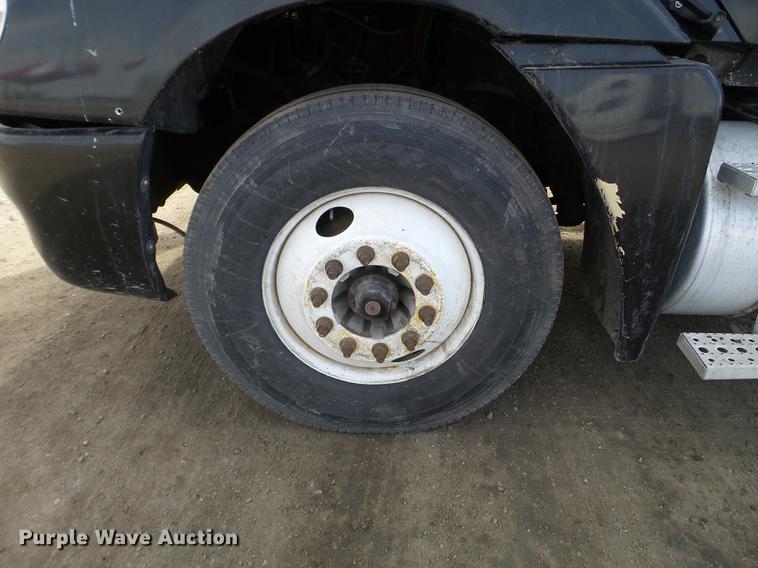 image for item FT9956 2005 Freightliner Columbia semi truck