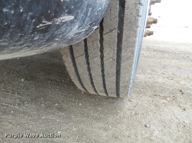 image for item FT9956 2005 Freightliner Columbia semi truck