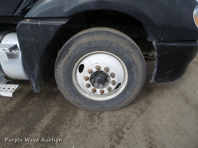 image for item FT9956 2005 Freightliner Columbia semi truck