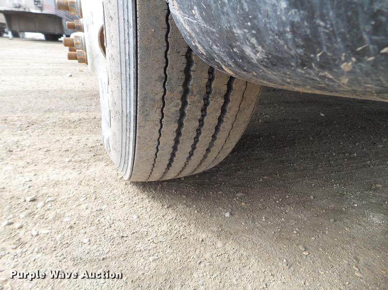 image for item FT9956 2005 Freightliner Columbia semi truck