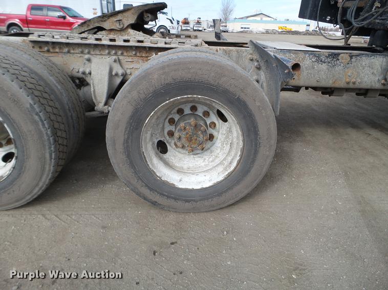 image for item FT9956 2005 Freightliner Columbia semi truck