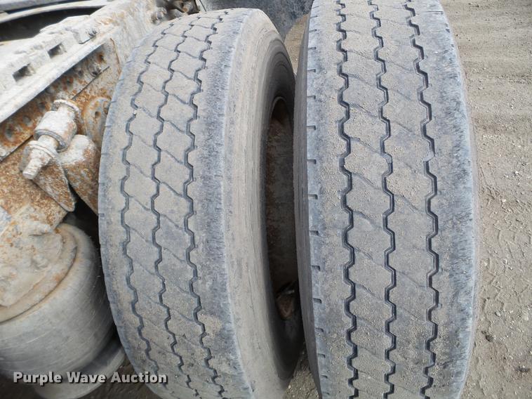 image for item FT9956 2005 Freightliner Columbia semi truck