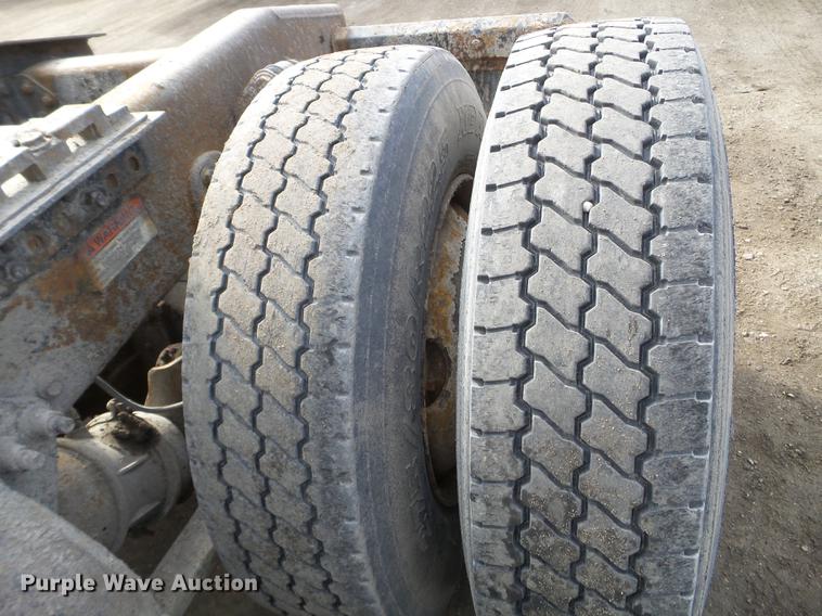 image for item FT9956 2005 Freightliner Columbia semi truck