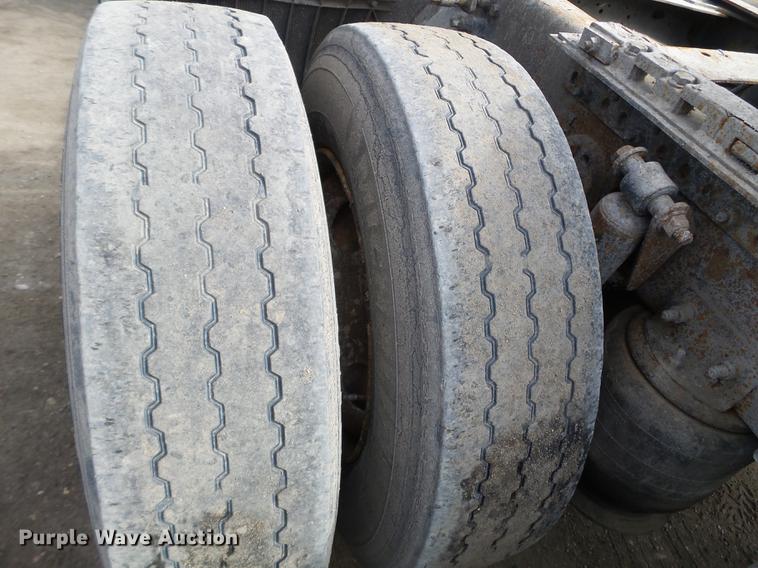 image for item FT9956 2005 Freightliner Columbia semi truck