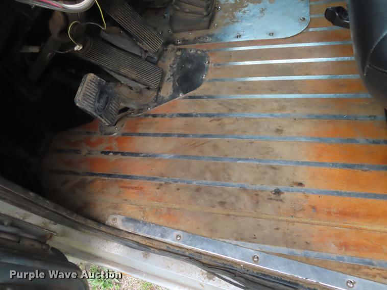 image for item L1480 1996 Peterbilt 379 semi truck