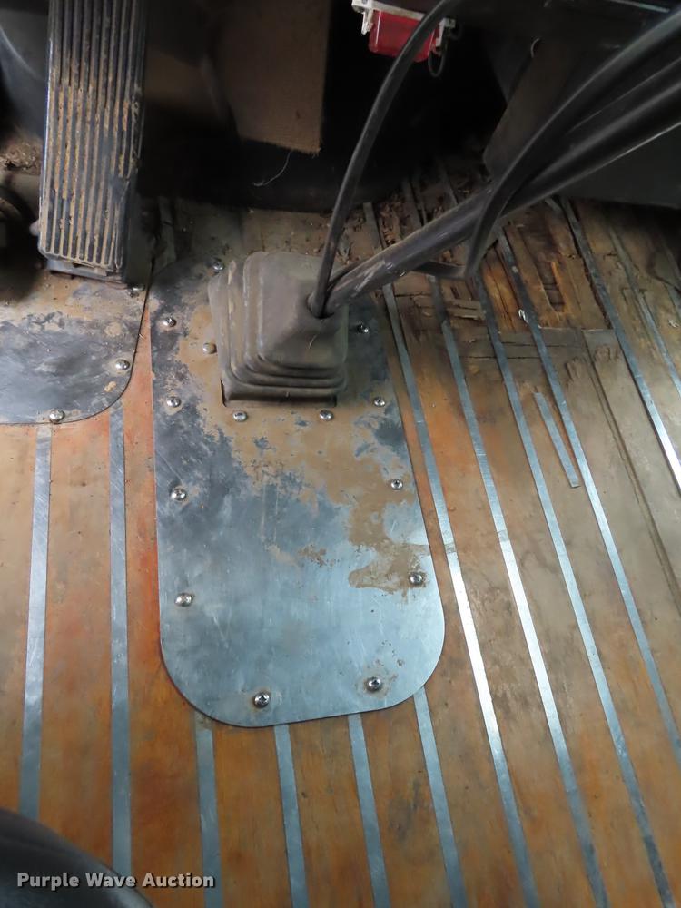 image for item L1480 1996 Peterbilt 379 semi truck