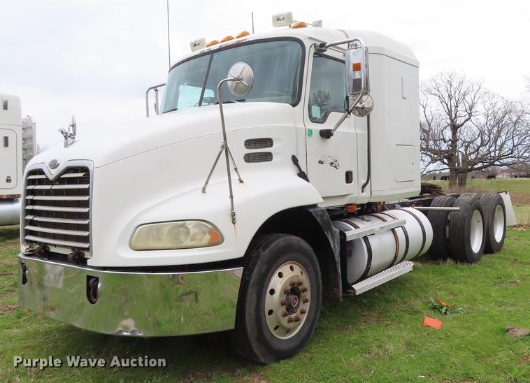 image for item L1481 2005 Mack CXN613 semi truck