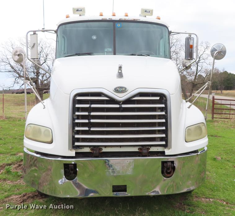 image for item L1481 2005 Mack CXN613 semi truck