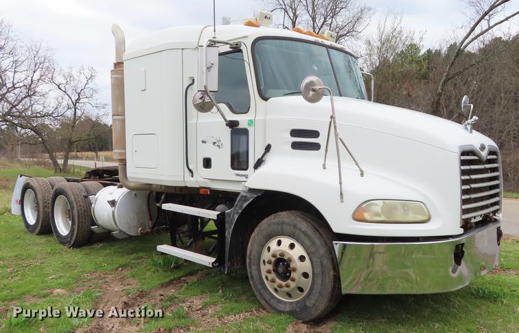 image for item L1481 2005 Mack CXN613 semi truck