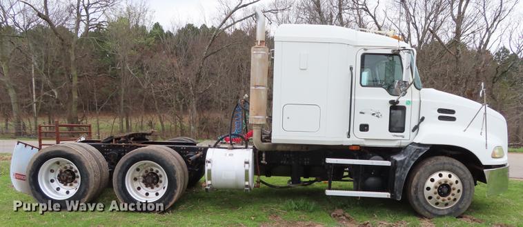 image for item L1481 2005 Mack CXN613 semi truck