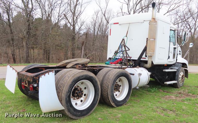 image for item L1481 2005 Mack CXN613 semi truck