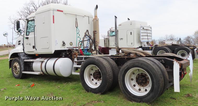 image for item L1481 2005 Mack CXN613 semi truck