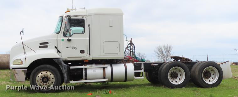 image for item L1481 2005 Mack CXN613 semi truck