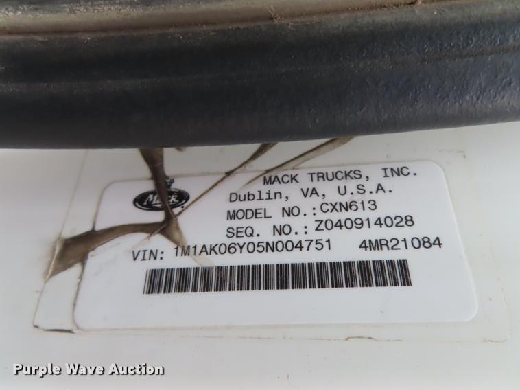 image for item L1481 2005 Mack CXN613 semi truck