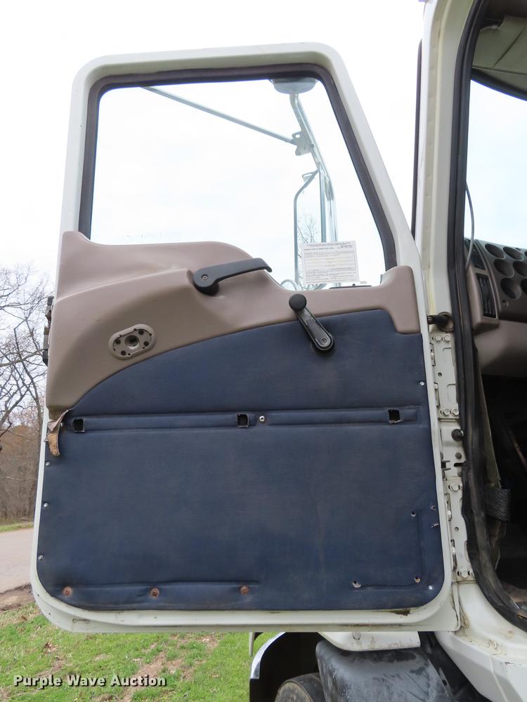 image for item L1481 2005 Mack CXN613 semi truck