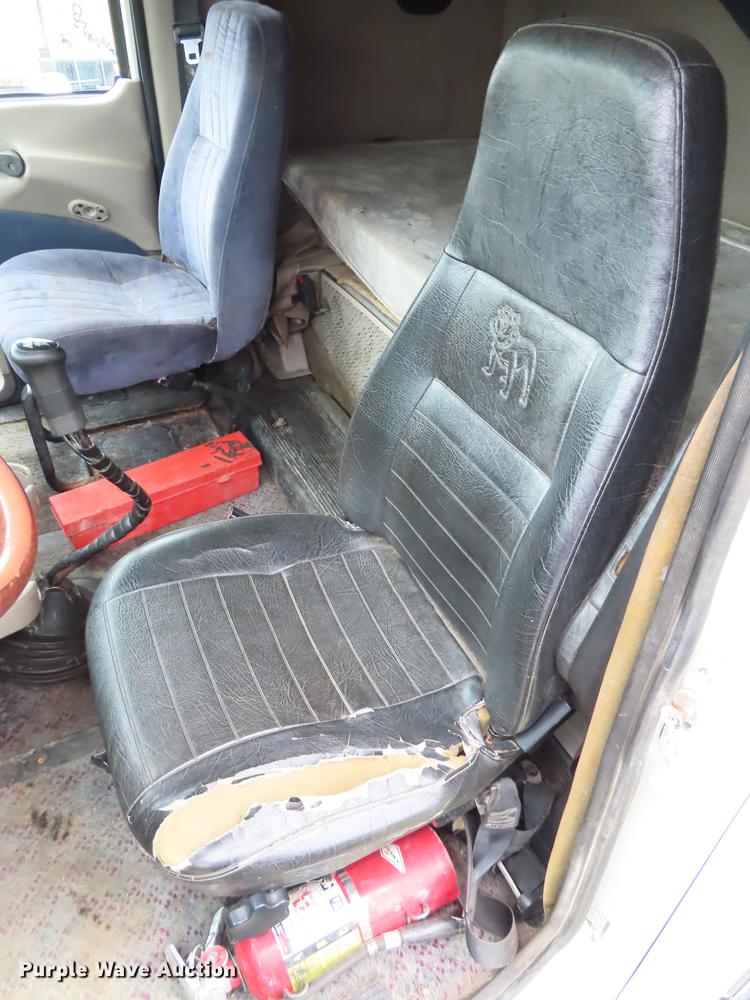 image for item L1481 2005 Mack CXN613 semi truck