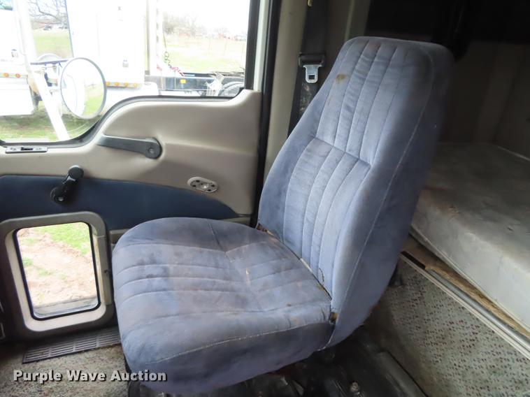 image for item L1481 2005 Mack CXN613 semi truck