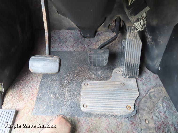 image for item L1481 2005 Mack CXN613 semi truck