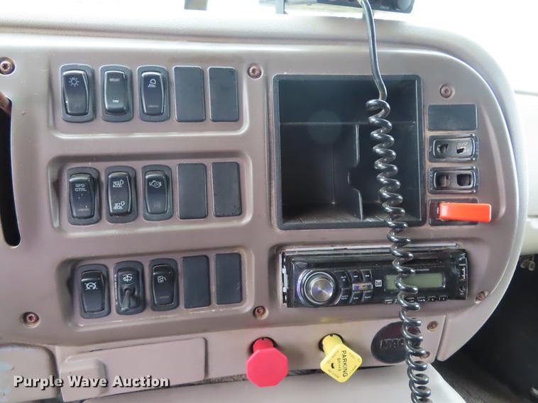 image for item L1481 2005 Mack CXN613 semi truck