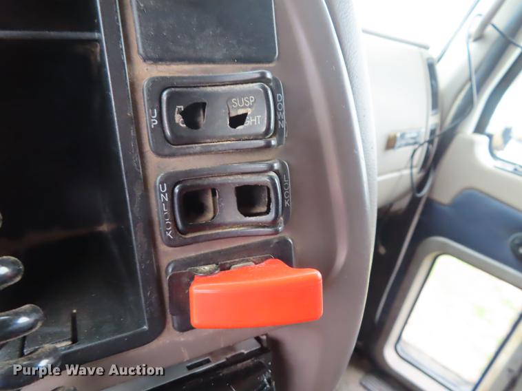 image for item L1481 2005 Mack CXN613 semi truck