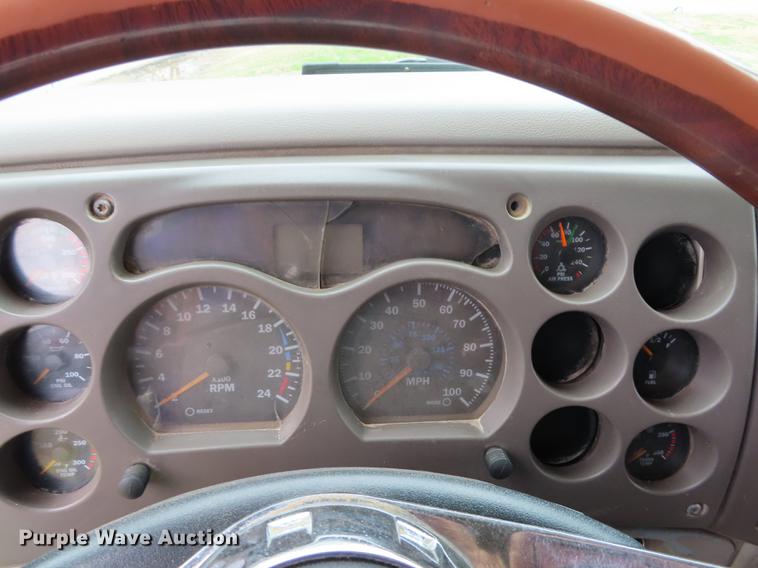 image for item L1481 2005 Mack CXN613 semi truck