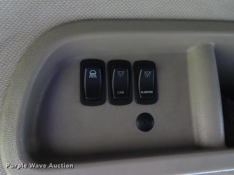 image for item L1481 2005 Mack CXN613 semi truck