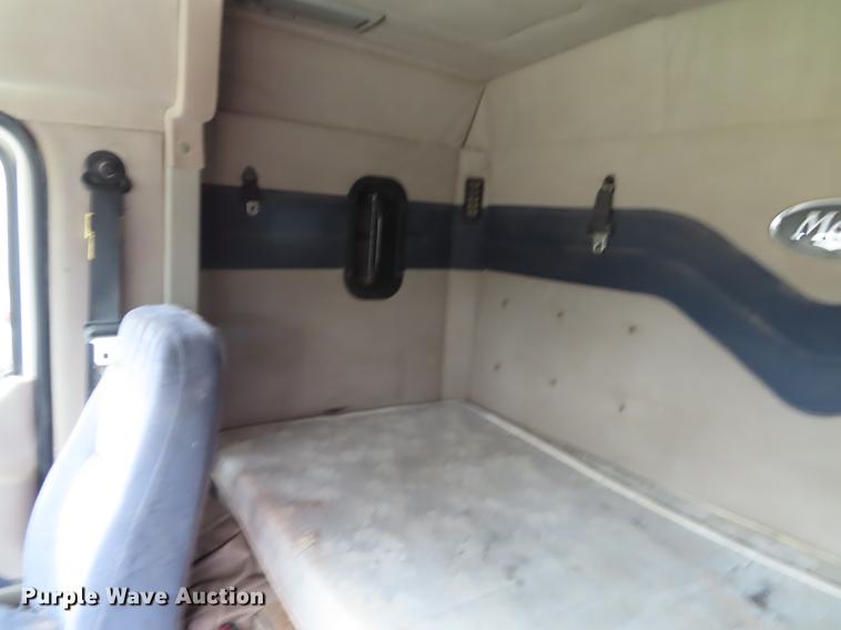 image for item L1481 2005 Mack CXN613 semi truck