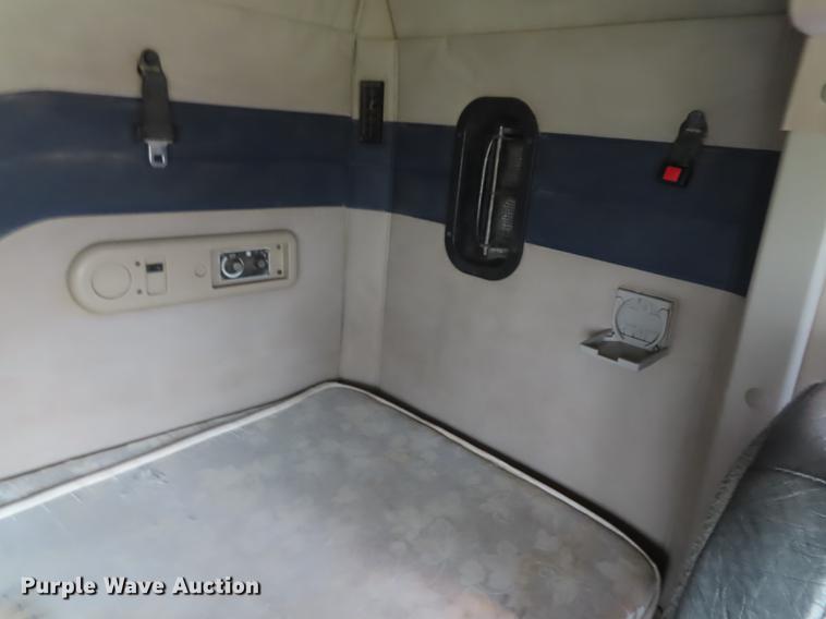 image for item L1481 2005 Mack CXN613 semi truck