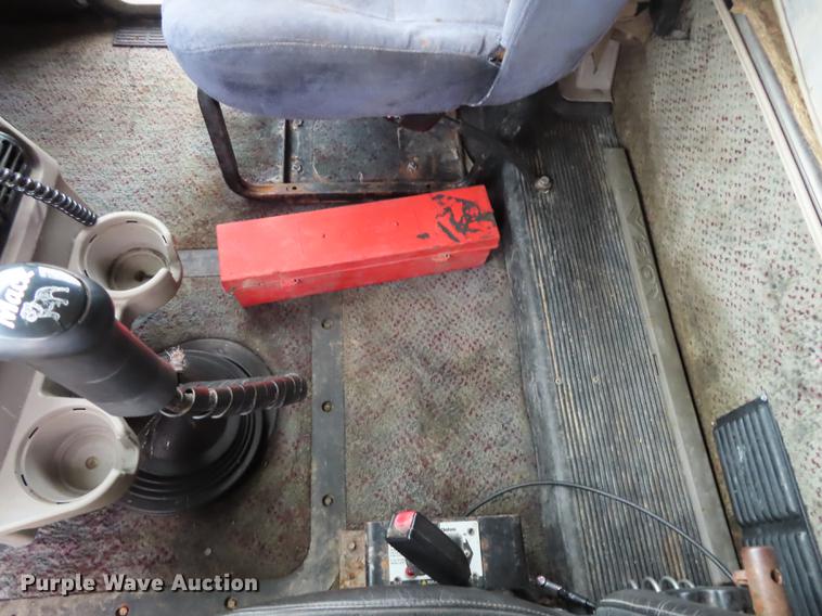 image for item L1481 2005 Mack CXN613 semi truck