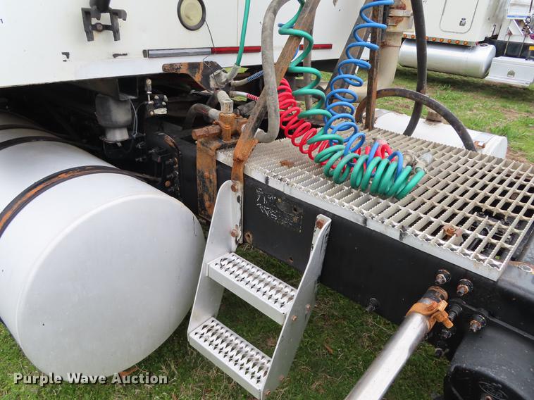 image for item L1481 2005 Mack CXN613 semi truck