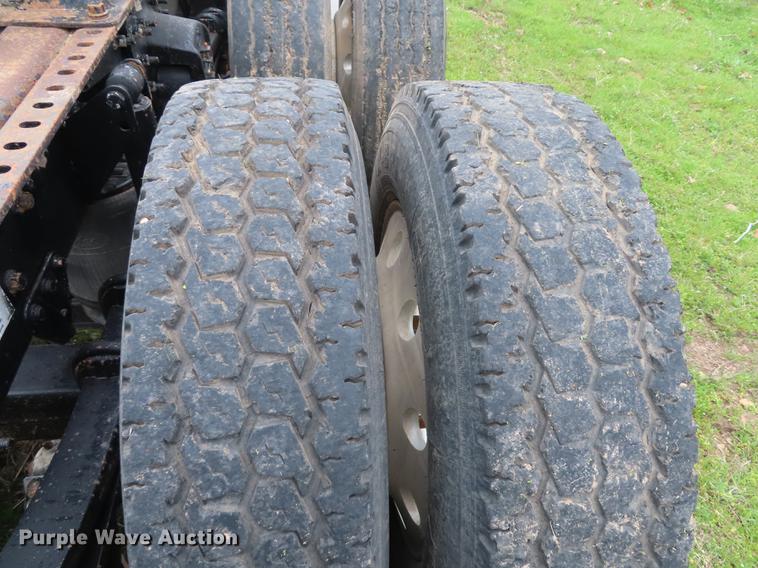 image for item L1481 2005 Mack CXN613 semi truck