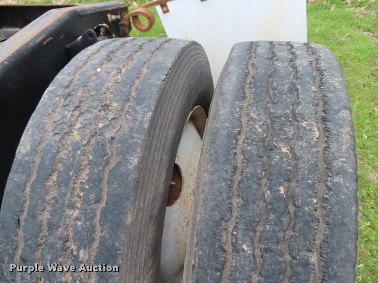 image for item L1481 2005 Mack CXN613 semi truck