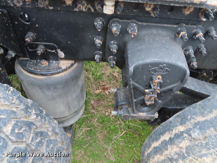 image for item L1481 2005 Mack CXN613 semi truck