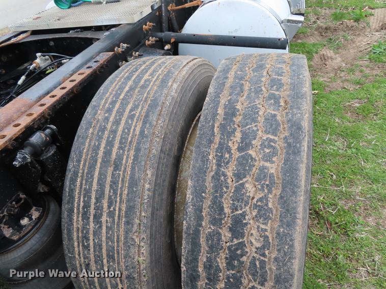 image for item L1481 2005 Mack CXN613 semi truck