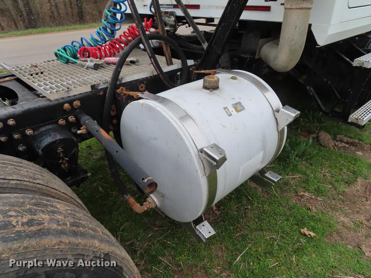 image for item L1481 2005 Mack CXN613 semi truck