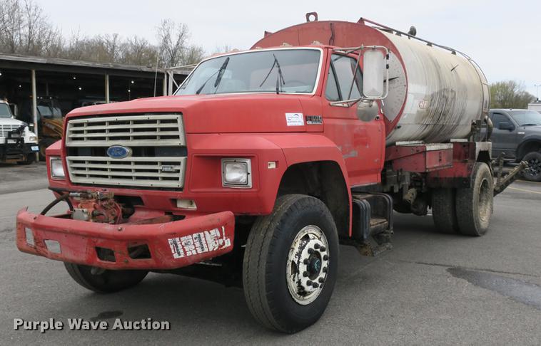image for item DB8823 1992 Ford F800 oil distributor truck