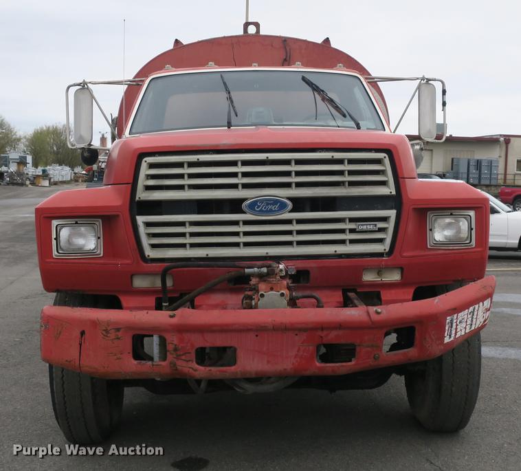 image for item DB8823 1992 Ford F800 oil distributor truck