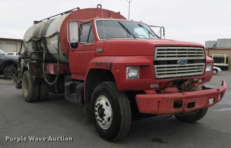 image for item DB8823 1992 Ford F800 oil distributor truck