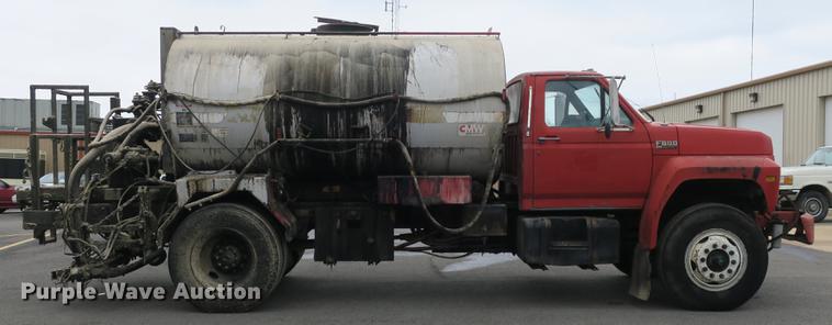 image for item DB8823 1992 Ford F800 oil distributor truck