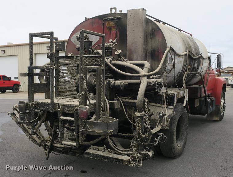 image for item DB8823 1992 Ford F800 oil distributor truck